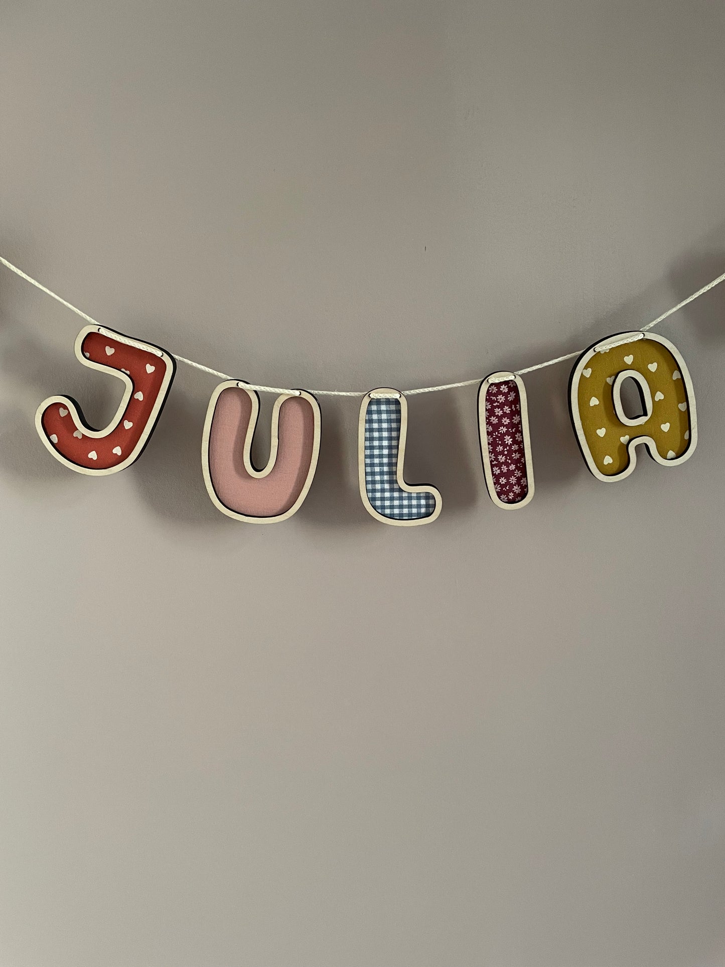 Personlig navneguirlande i træ med sløjfer - farvemix