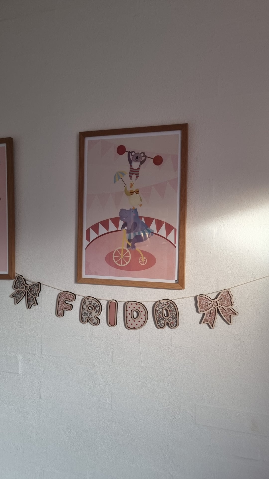 Personlig navneguirlande i træ - soft rose farvemix - sløjfe