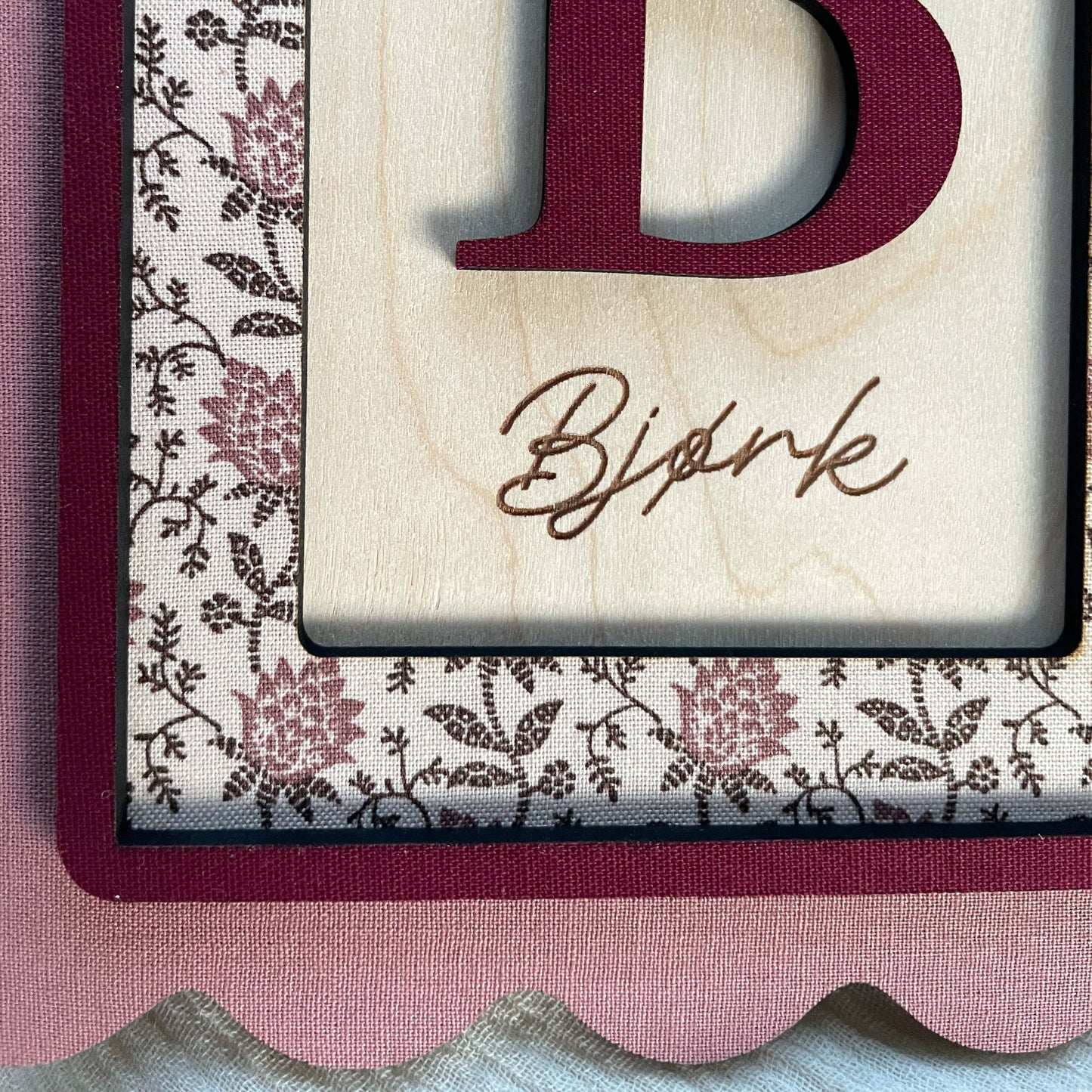 Personaliseret vægtavle med initial - rosa blomst