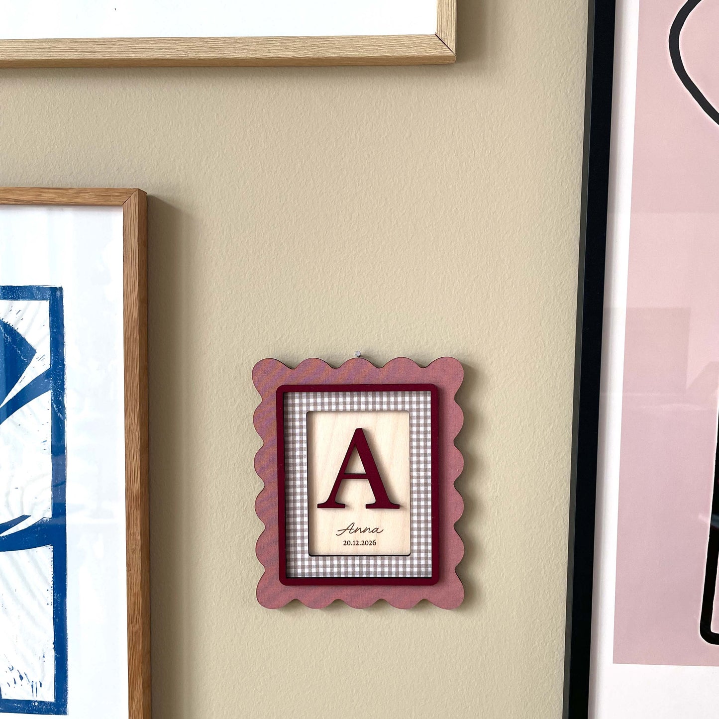 Personaliseret vægtavle med initial - rosa