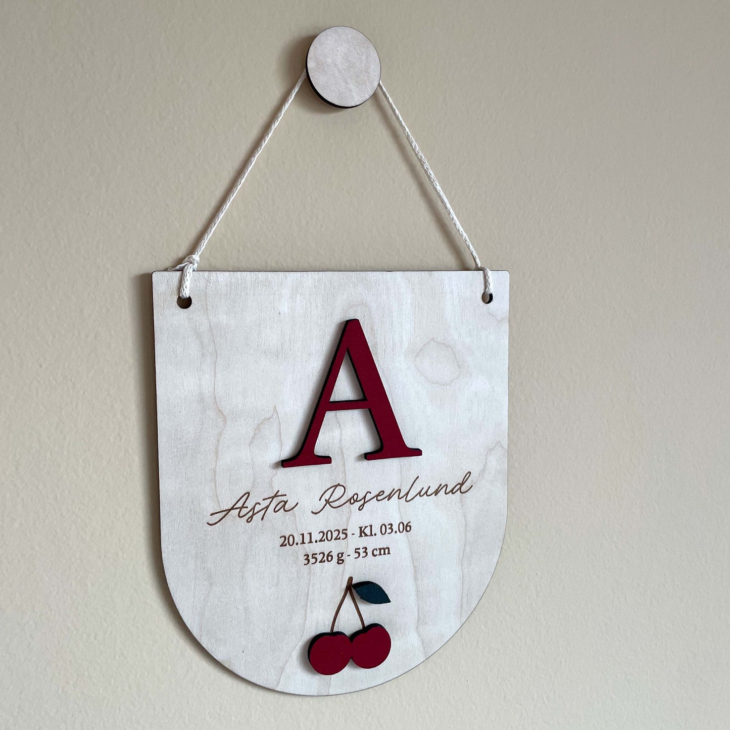 Fødselstavle med initial - kirsebær