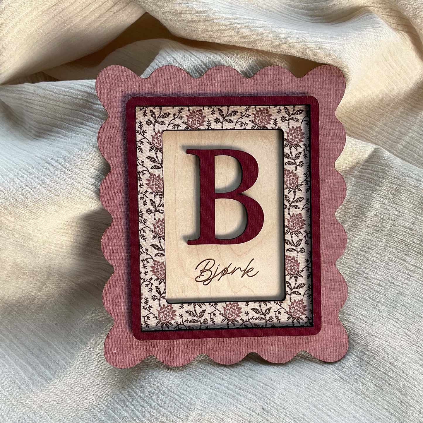 Personaliseret vægtavle med initial - rosa blomst