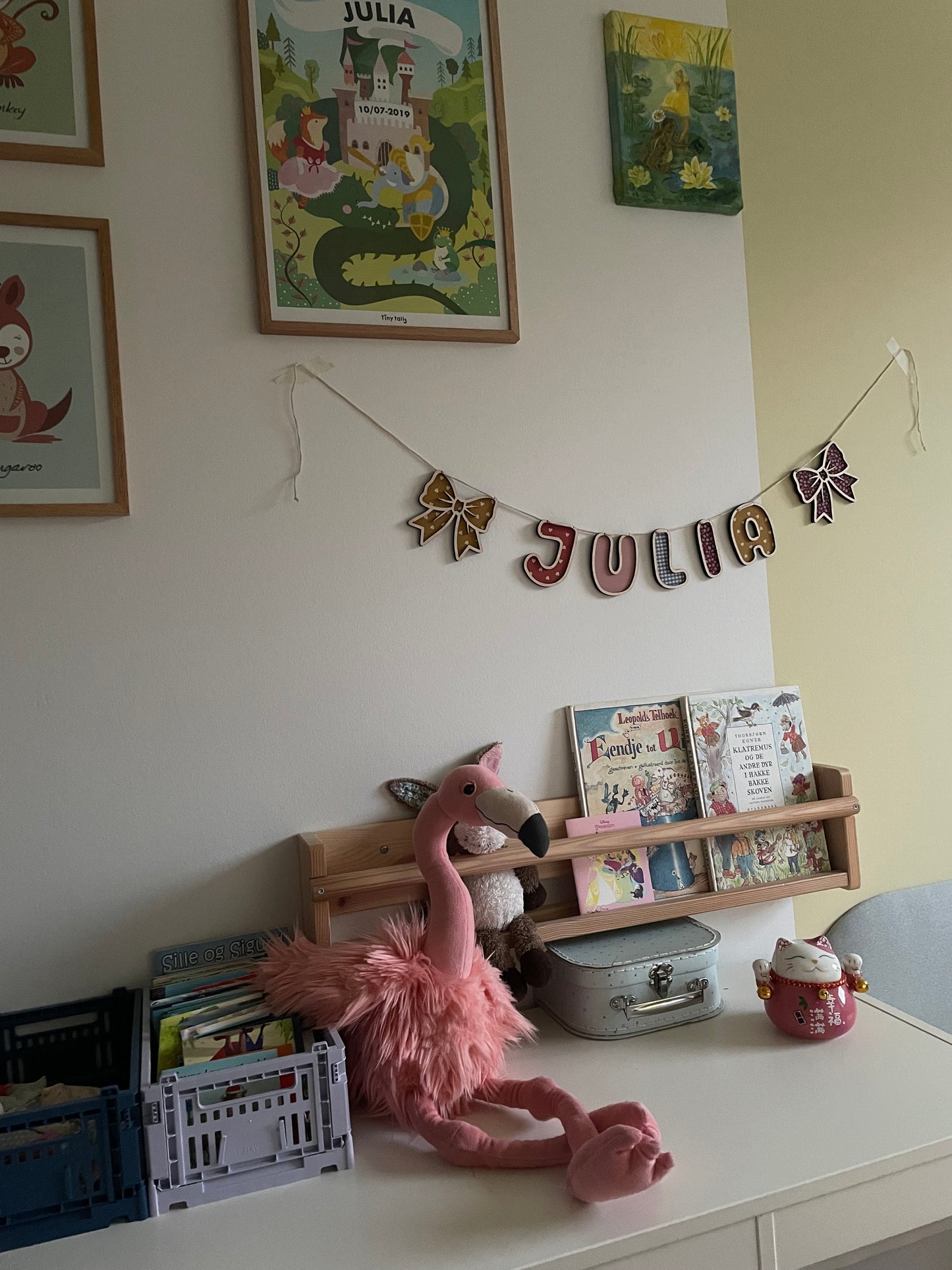 Personlig navneguirlande i træ med sløjfer - farvemix