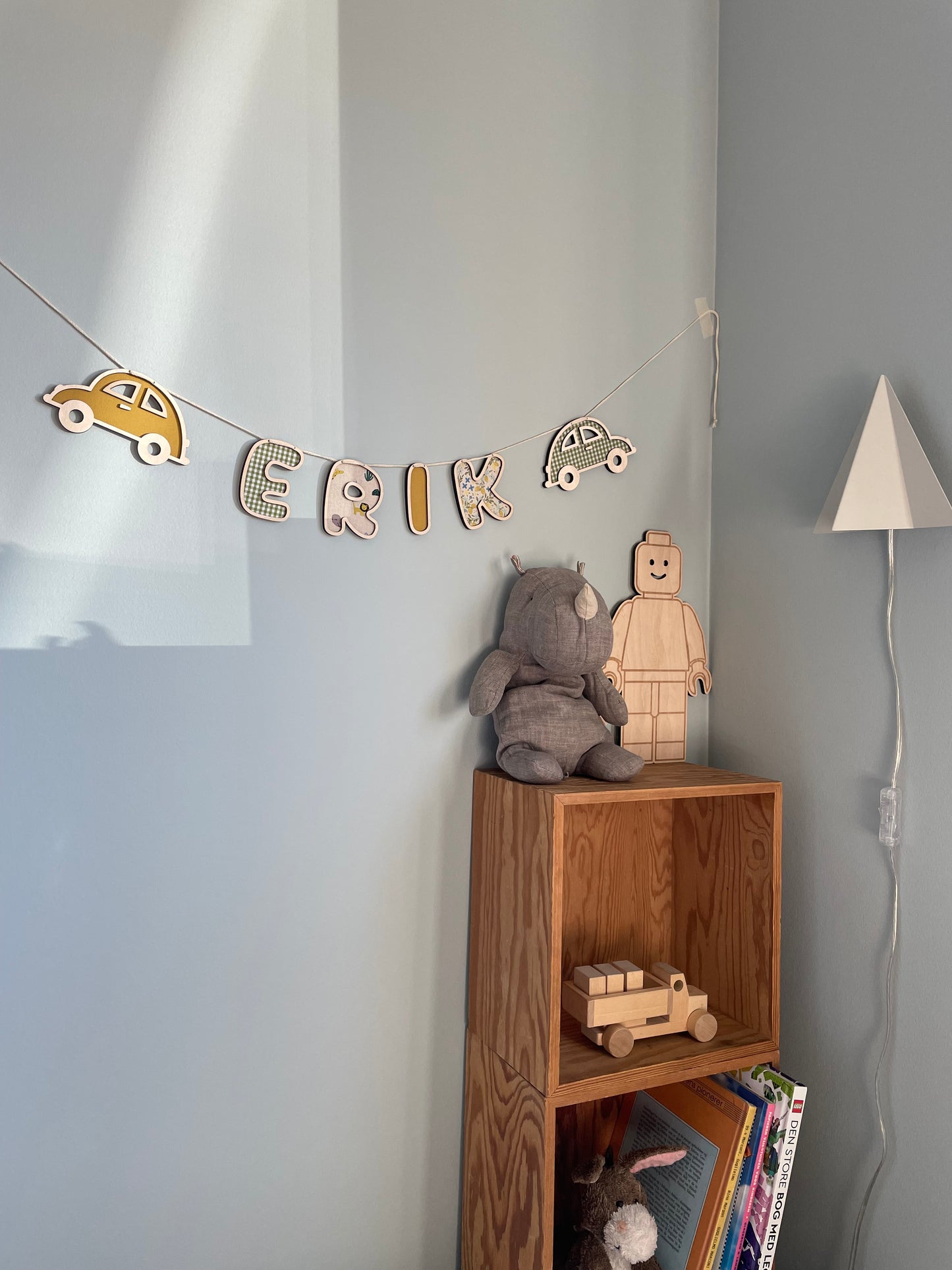 Personlig navneguirlande i træ - grøn, blå gul farvemix - bil