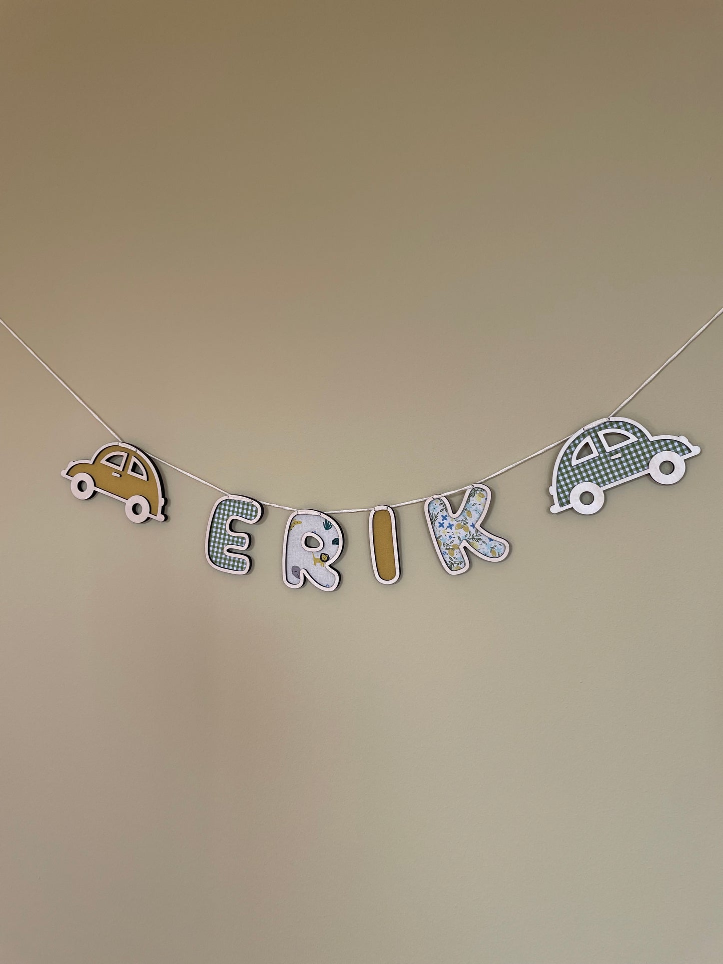 Personlig navneguirlande i træ - grøn, blå gul farvemix - bil