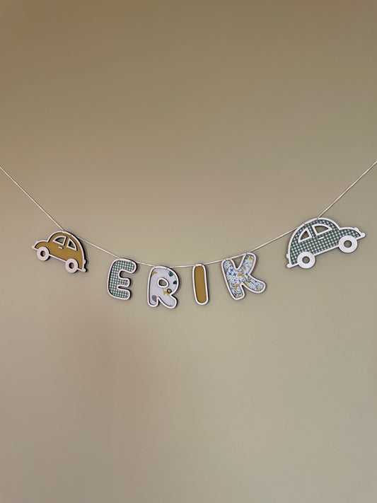 Personlig navneguirlande i træ - grøn, blå gul farvemix - bil