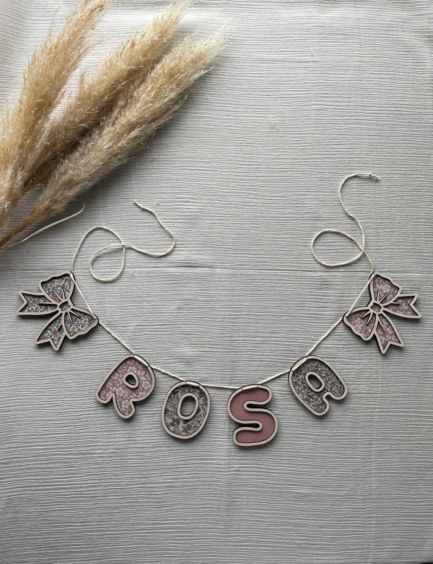 Personlig navneguirlande i træ - soft rose farvemix - sløjfe