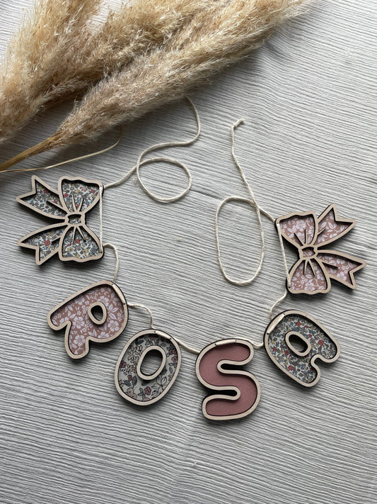 Personlig navneguirlande i træ - soft rose farvemix - sløjfe