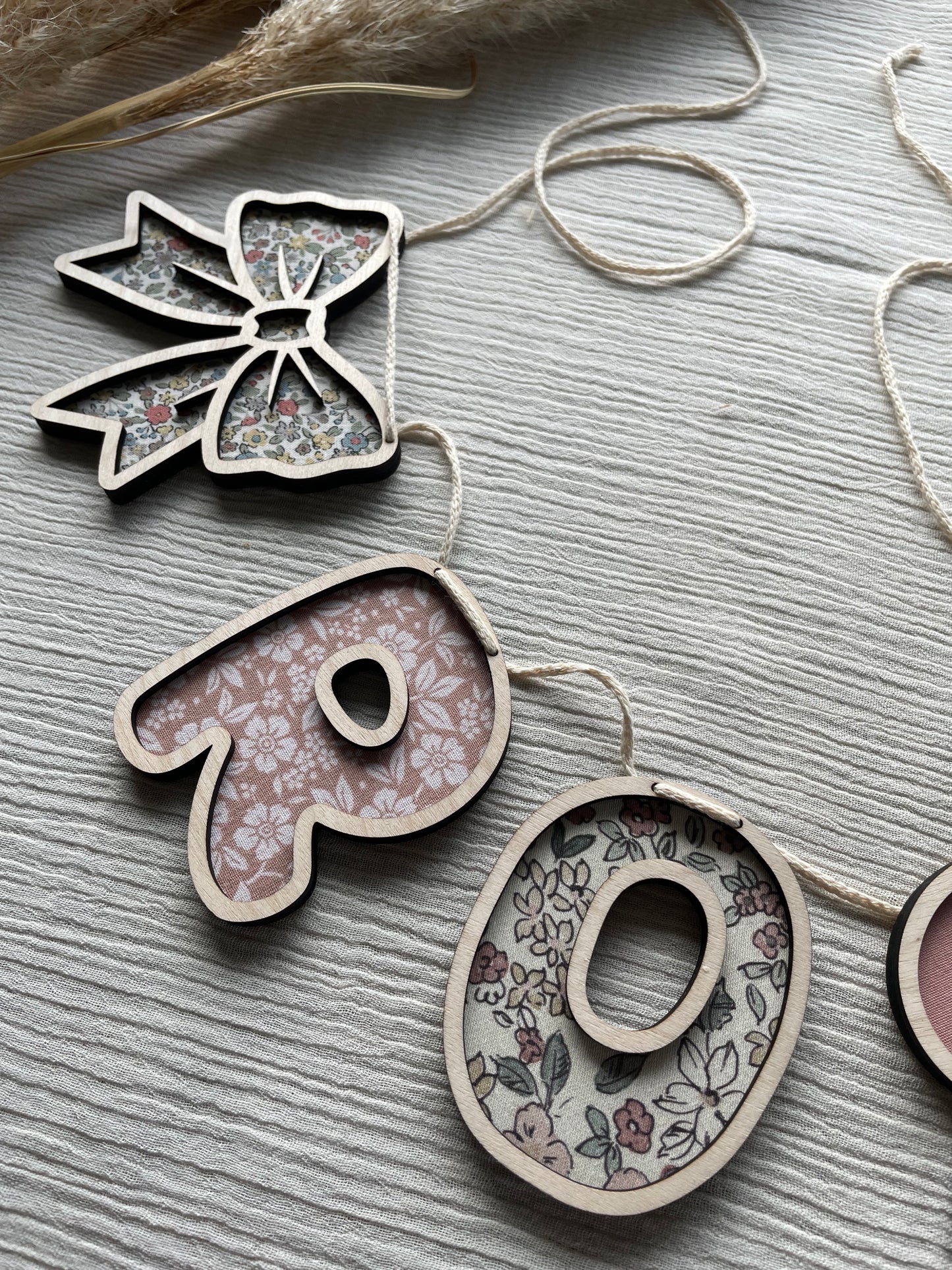 Personlig navneguirlande i træ - soft rose farvemix - sløjfe