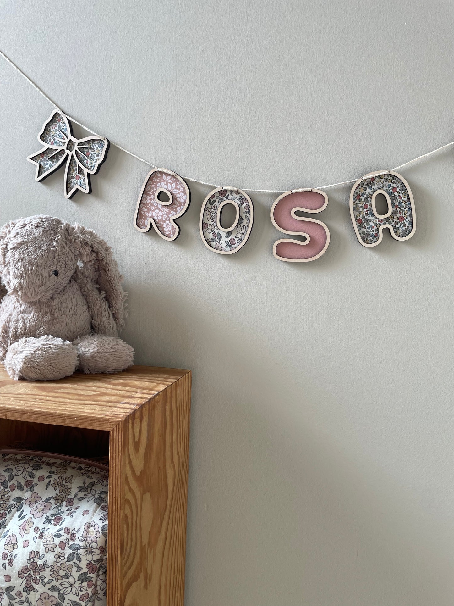 Personlig navneguirlande i træ - soft rose farvemix - sløjfe