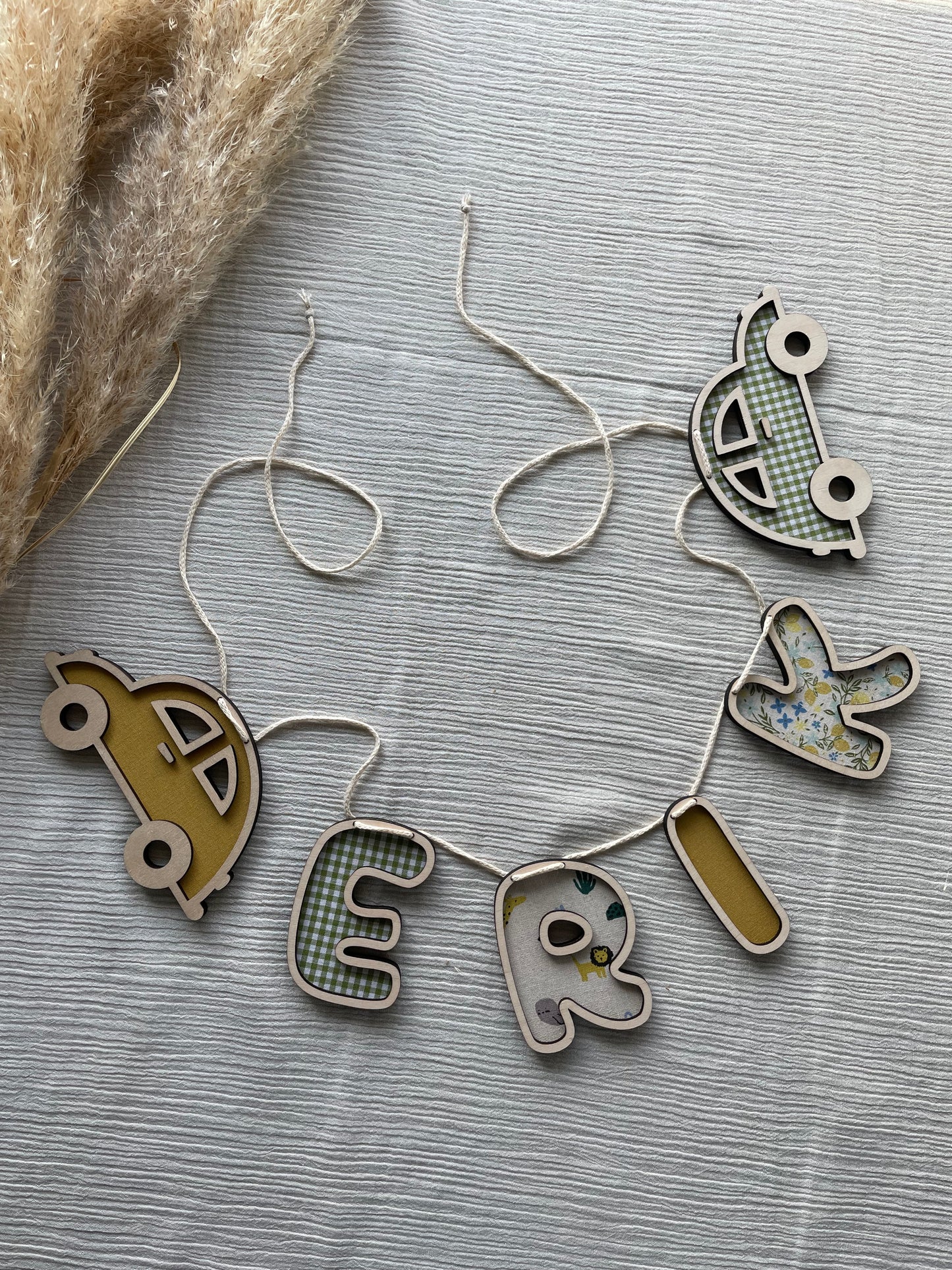 Personlig navneguirlande i træ - grøn, blå gul farvemix - bil