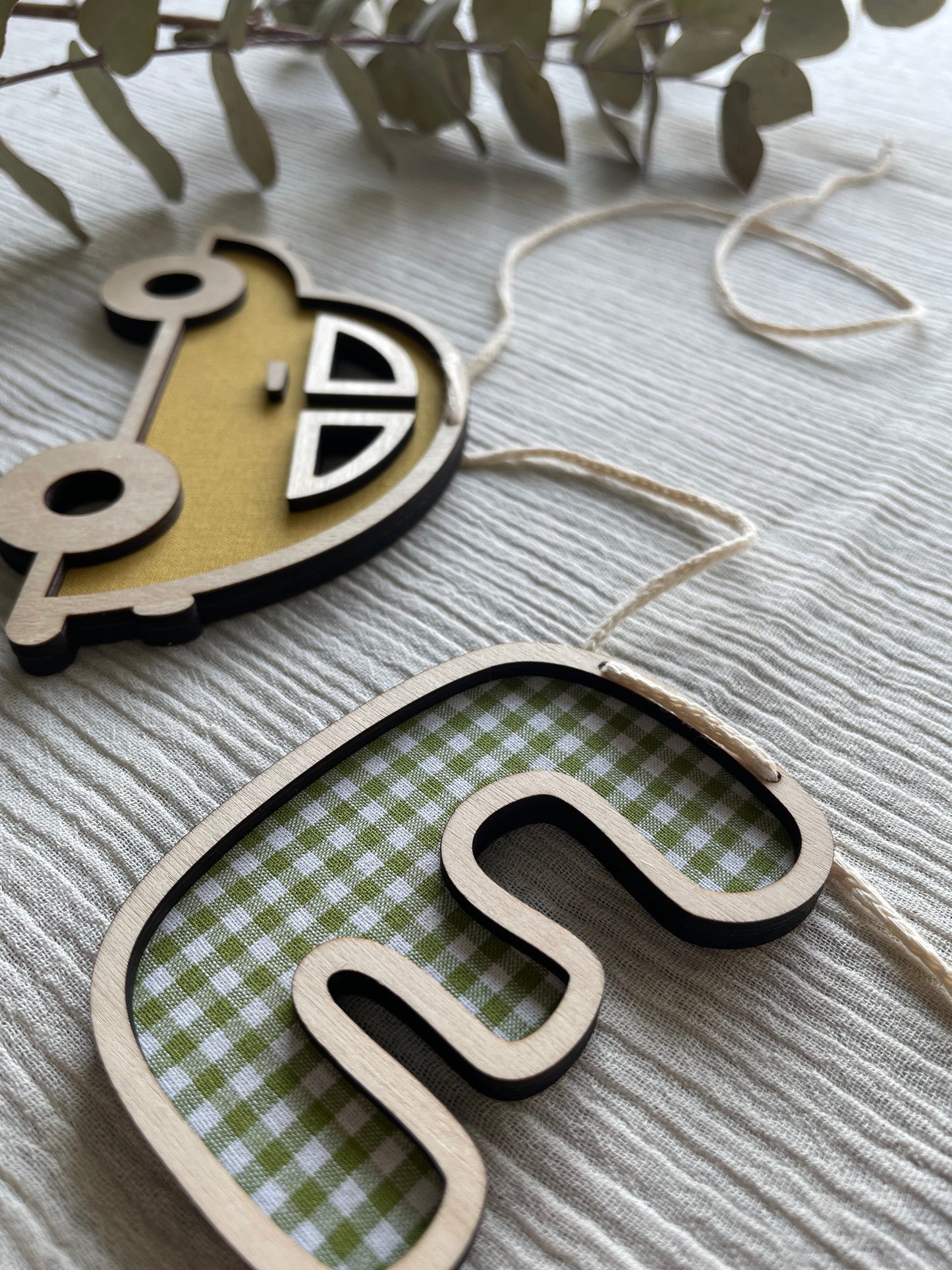 Personlig navneguirlande i træ - grøn, blå gul farvemix - bil