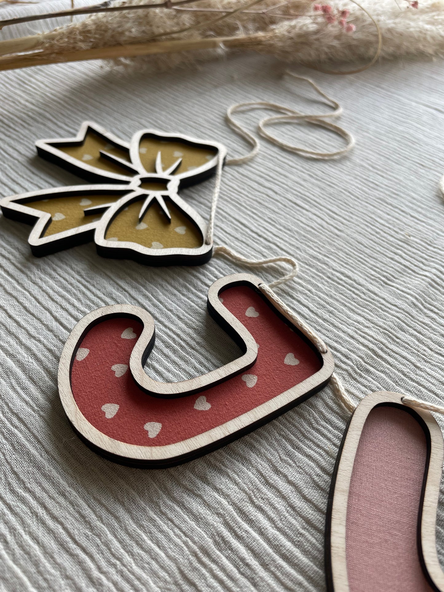 Personlig navneguirlande i træ med sløjfer - farvemix