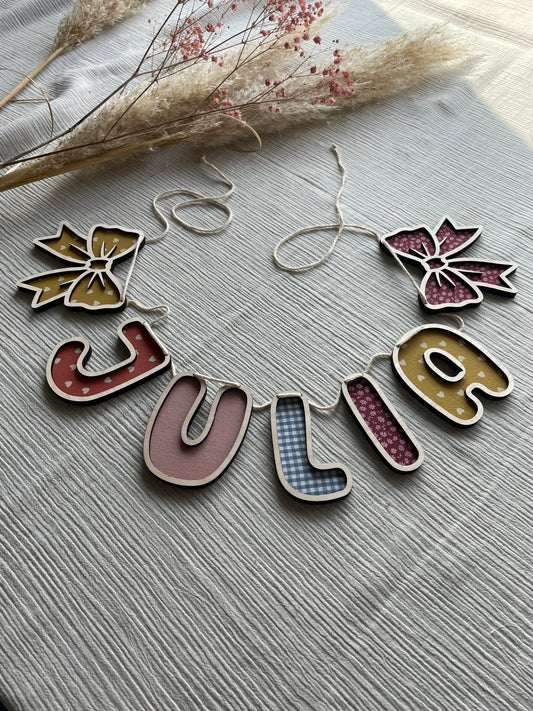 Personlig navneguirlande i træ med sløjfer - farvemix