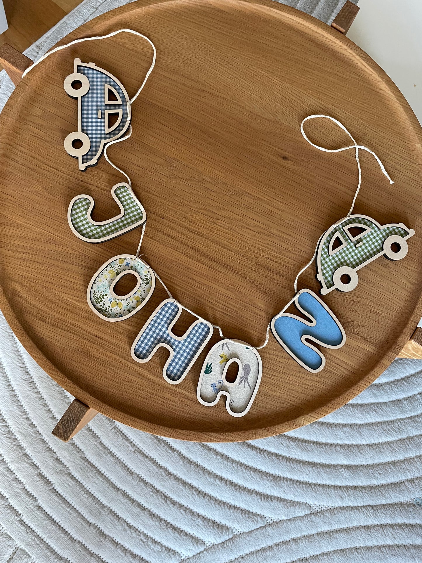 Personlig navneguirlande i træ - grøn, blå gul farvemix - bil