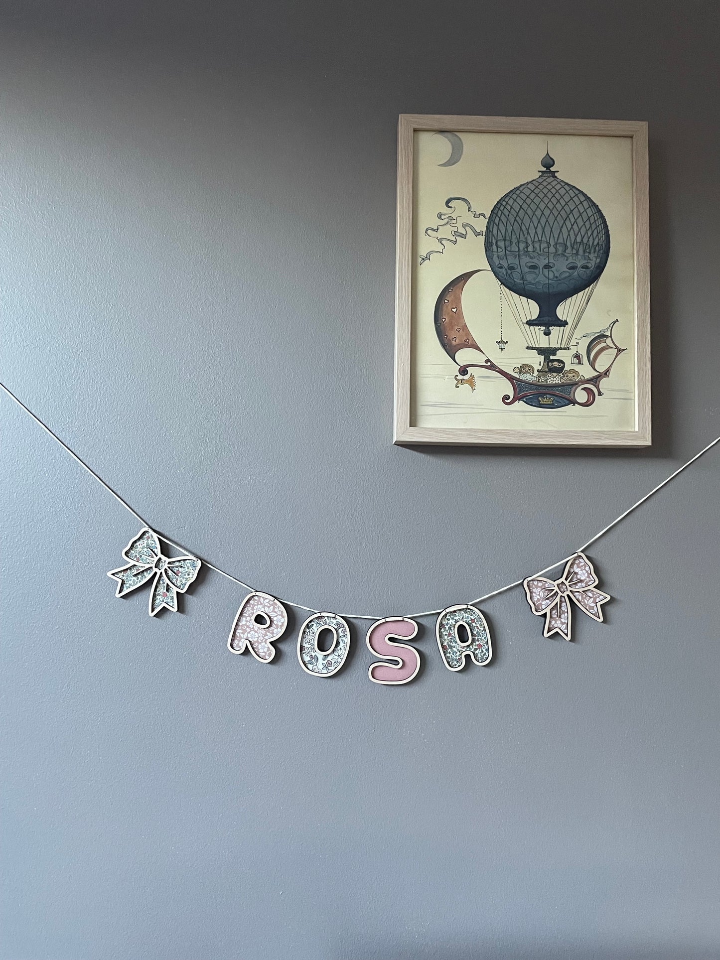 Personlig navneguirlande i træ - soft rose farvemix - sløjfe